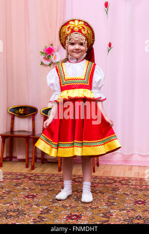 Petite fille dans un costume national russe rouge Banque D'Images