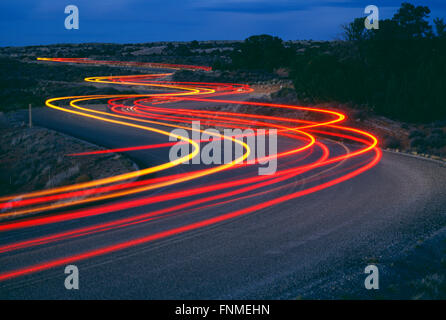 Feux arrière voiture filant sur une route, Utah, USA Banque D'Images