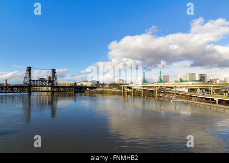 Au nord-est de la ville de Portland et de l'acier pont sur la rivière Willamette journée Banque D'Images