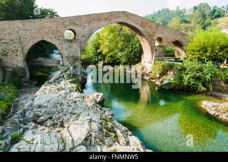 La bosse de secours "pont romain" sur la rivière Sella. Cangas de Onis, Asturias, Espagne Banque D'Images
