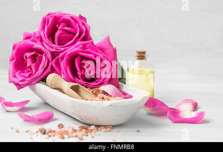 L'établissement Spa avec des roses rose, des sels de bain et de l'huile de rose Banque D'Images