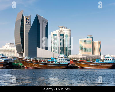 Les dhows et les bâtiments de la Banque Nationale de Dubaï, Dubaï Creek Tower et Al Reem Tower à Rigga Al Buteen Centre À DUBAÏ, ÉMIRATS ARABES UNIS Banque D'Images