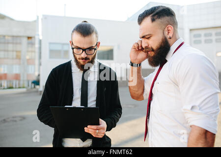 Deux businessman at work Banque D'Images