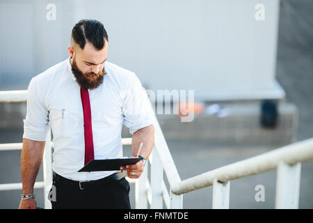 Businessman se tient avec les documents en main Banque D'Images