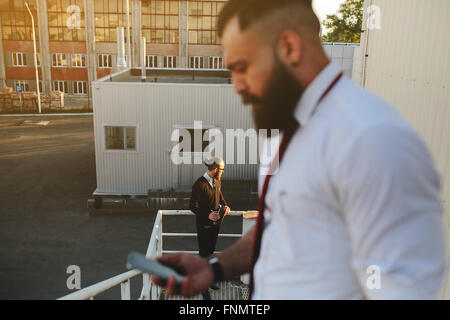 Deux bearded man quelque chose Banque D'Images