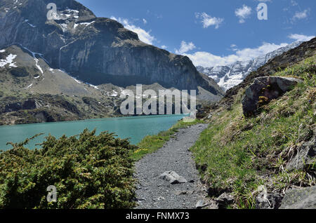 Sentier de randonnée pédestre le long du lac de montagne Banque D'Images