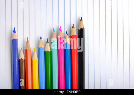 Crayons de couleurs différentes sur un journal de l'école Banque D'Images