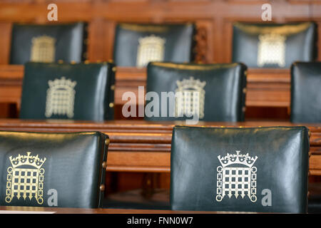 Chaises montrant herse cimier dans un palais de Westminster salle de comité Banque D'Images