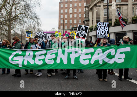 Les membres de l'organisation environnementale Greenpeace Greenpeace faire Anti-Trident bannière pendant la manifestation à Londres, 2016. Banque D'Images