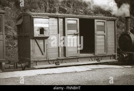 La van et Booking Office sur les Gallois Talyllyn de fer étroit au début des années 1950 Banque D'Images