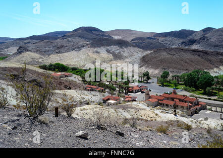 Sur Scotty's Castle à Death Valley National Park. Ciel bleu, les toits rouges et verts des arbres. Banque D'Images