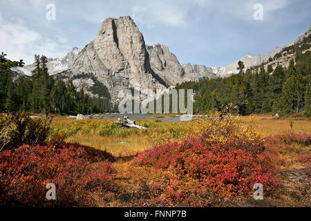 WY01294-00...WYOMING - Cathedral Peak s'élevant au-dessus du lac Middle dans la Popo Agie Wilderness article de la gamme Wind River. Banque D'Images