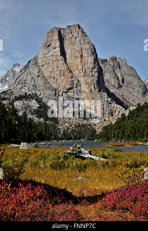 WY01295-00...WYOMING - Cathedral Peak s'élevant au-dessus du lac Middle dans la Popo Agie Wilderness article de la gamme Wind River. Banque D'Images