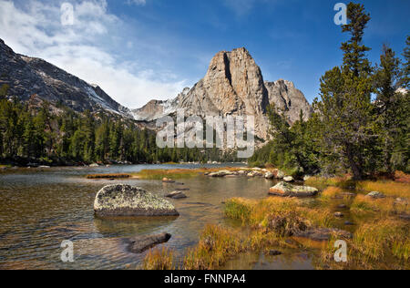 WY01302-00...WYOMING - Cathedral Peak au-dessus du lac Middle dans la Popo Agie Wilderness article de la gamme Wind River. Banque D'Images