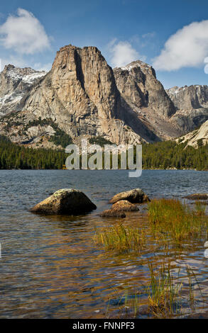 WY01314-00...WYOMING - Cathedral Peak dominant de Smith Lake dans le Popo Agie Wilderness article de la gamme Wind River. Banque D'Images