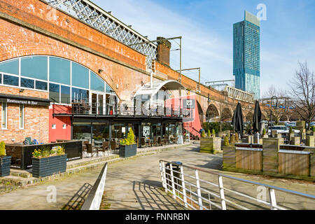 Viaduc de chemin de fer et au bar de la Place de Catalogne, le Castlefield, Manchester, Angleterre, Royaume-Uni. Beetham Tower à droite. Banque D'Images