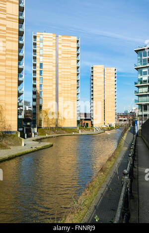 L'île de Saint-Georges, blocs d'appartements du halage du canal de Bridgewater, Manchester, Angleterre, RU Banque D'Images