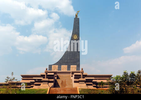 Memorial, peuple kampuchéen United Front de salut national monument à 2 décembre Park à Snuol, Province Kratie, au Cambodge Banque D'Images