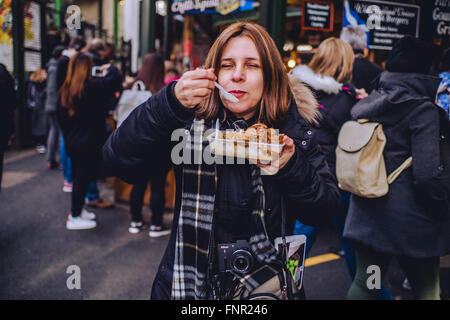 Woman Eating Malasian Curry à Borough Market Banque D'Images