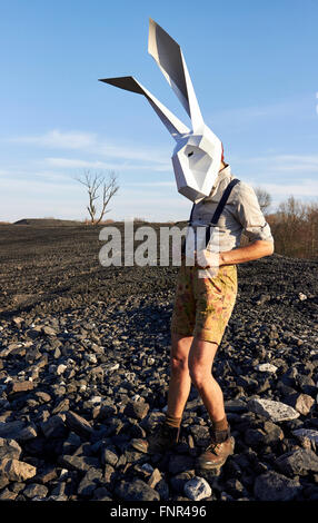 Lapin de Pâques dans l'geometrick masque au fond des rochers de printemps Banque D'Images