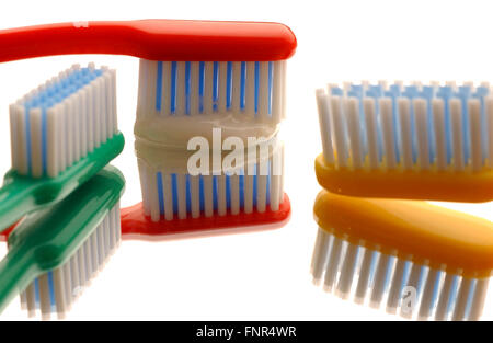 Gros plan d'une brosse à dents rouge avec du dentifrice sur la brosse. Banque D'Images