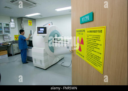 L'entrée d'une salle de recherche en imagerie médicale au Samsung Medical Center, Seoul. Banque D'Images