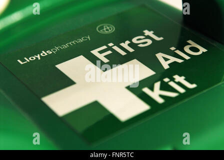 Trousse de premiers soins dans un cadre vert. Banque D'Images