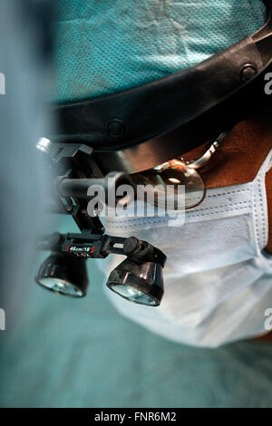 Un chirurgien cardiaque porte des loupes sur ses lunettes. Les loupes va donner au chirurgien une vue beaucoup plus claire de la Banque D'Images