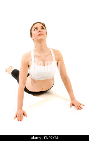 Une jeune femme exerçant en faisant du yoga Banque D'Images