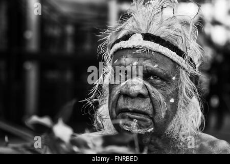 Australian Aboriginal Elder oncle Max Eulo effectuant une cérémonie Banque D'Images