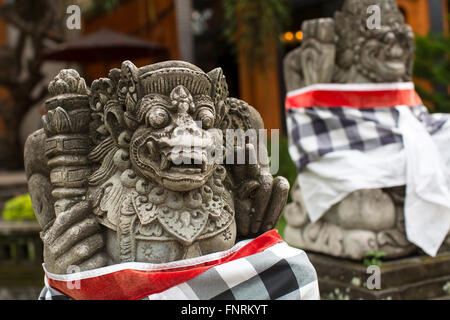 Démons traditionnels statues sculptées dans la pierre. Bali, Indonésie. Banque D'Images