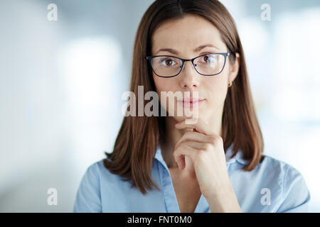 Portrait de belle jeune businesswoman wearing glasses Banque D'Images