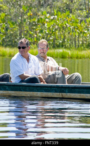 Le président Rafael Correa de l'Équateur et show d'accueil Peter Greenberg tour l'Amazone en bateau lors du tournage d'Équateur : La Tournée royale. Banque D'Images