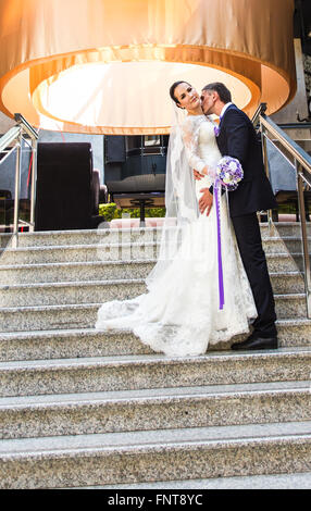 Beau palefrenier kissing bride en cou Banque D'Images