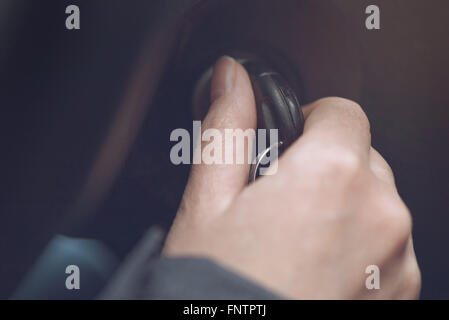 Femme avec des clés de voiture, la pilote à partir du moteur du véhicule, Close up, selective focus Banque D'Images