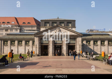 BERLIN, 09 mars : La station U-Bahn Wittenbergplatz et le KaDeWe à Charlottenburg à Berlin le 09 mars 2016. Banque D'Images