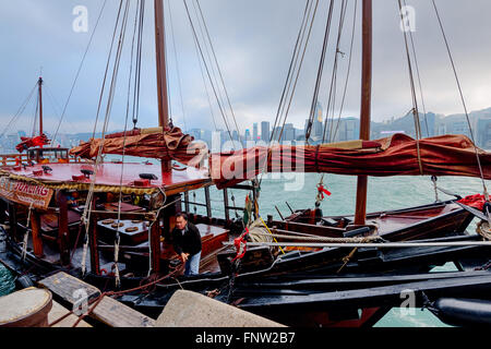 Hong Kong, Chine - 31 janvier 2016 : une Jonque traditionnelle Chinoise est sur le point d'accoster dans le port de Victoria à Hong Kong. Banque D'Images