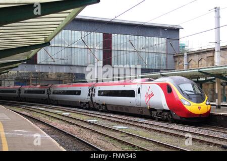 11 voiture électrique Pendolino Virgin train à quai 3 à la gare de Carlisle avec un train de la côte ouest. Banque D'Images