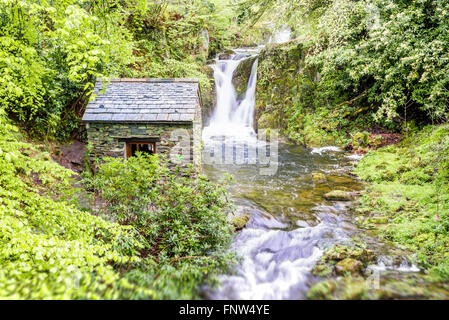 Rydal waterfall - belle cascade près de Rydal Mount, Lake District, UK Banque D'Images