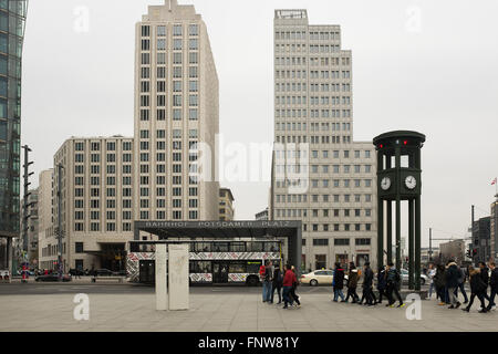 BERLIN, 11 mars 2016 : Entrée de la gare de la Potsdamer Platz et le Ritz-Carlton, de la Potsdamer Platz à Berlin. Banque D'Images