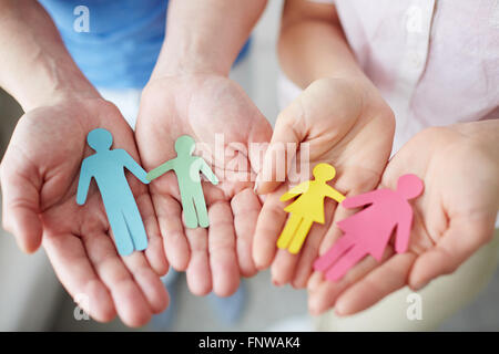 Close-up of hands holding paper découpe de la famille Banque D'Images