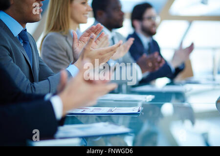 Les gens d'affaires à applaudir le président après présentation Banque D'Images