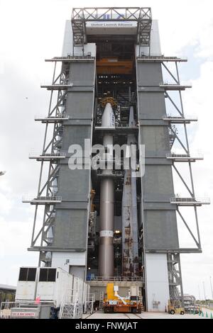 Le Cygnus OA-6 est déplacé en position de lancement de l'espace à 41 pour être attaché à la partie supérieure de l'attente l'Alliance Lancement fusée Atlas V au Centre spatial Kennedy le 14 mars 2016 à Cap Canaveral, en Floride. Le Cygnus le lancement est prévu pour le 22 mars pour livrer des fournitures et du matériel à la Station spatiale internationale. Banque D'Images