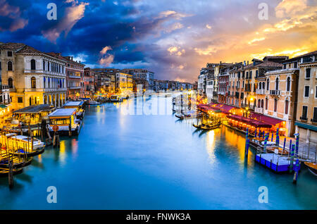 Venise, Italie. Célèbre vue sur le Grand Canal, au crépuscule du Pont du Rialto. La lagune à la mer Adriatique. Banque D'Images