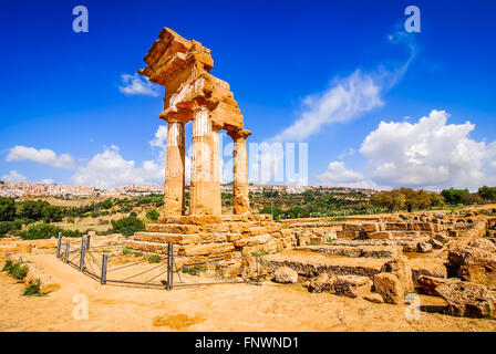 Agrigente, Sicile. Temple de Castor et Pollux l'un des grecs temple d'Italie (Grande Grèce). Les ruines sont symbole d'Agrigente Banque D'Images