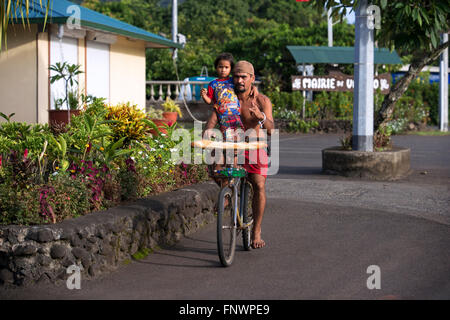 Homme de Tahiti avec sa fille l'exercice de la bicyclette tandis que les baguettes sur l'île de Tahiti, Polynésie Française, Tahiti Nui, Banque D'Images