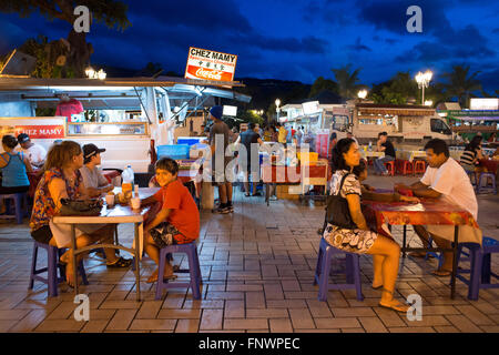 Des repas en plein air dans une plaza entre roulotte à l'alimentation cars Papeete sur l'île de Tahiti, Tahiti Nui, îles de la société, Polyn Banque D'Images