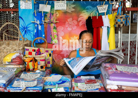 Femme vendant paréos colorés wraps vendu à un marché de Papeete sur l'île de Tahiti, Polynésie Française, Tahiti Nui, soci Banque D'Images