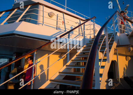 Coucher du soleil, les touristes au quai de croisière Paul Gauguin, îles de la société, archipel des Tuamotu, Polynésie Française, Pacifique Sud. Banque D'Images