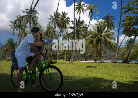 Deux adolescents locale avec un vélo, des baisers à Moorea, Capitan Cook's Bay, Polynésie Française, îles de la société, Pacifique Sud. Banque D'Images